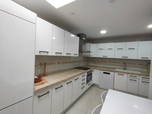 Kuchyň nebo kuchyňský kout v ubytování Adosado 160 metros, proximo a la playa y muy espacioso