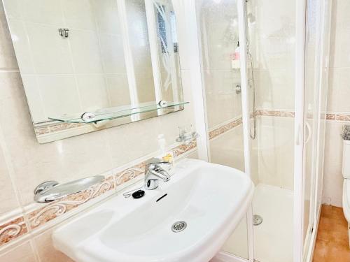 a bathroom with a sink and a shower at Trinity house en Playa Bastian in Costa Teguise