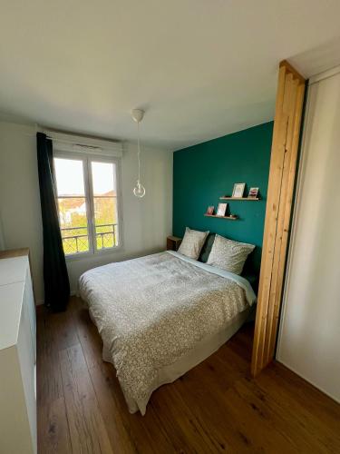 une chambre avec un lit et un mur végétal dans l'établissement Cosy Home, à Magny-le-Hongre