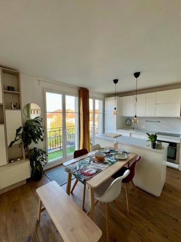 une cuisine et un salon avec une table et des chaises dans l'établissement Cosy Home, à Magny-le-Hongre