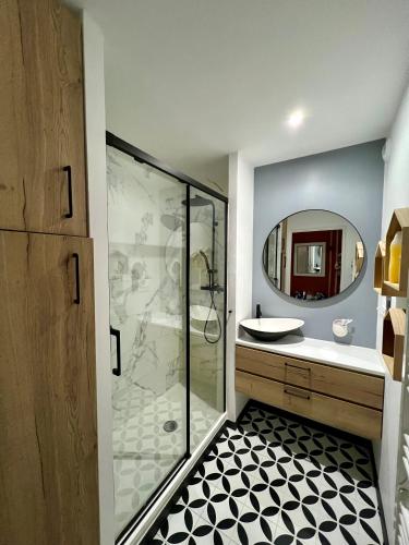 une salle de bain avec une douche, un lavabo et un miroir dans l'établissement Cosy Home, à Magny-le-Hongre