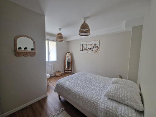 une chambre avec un lit et un miroir au mur dans l'établissement Appartement avec extérieur pour 3 à 4 personnes, à Velanne