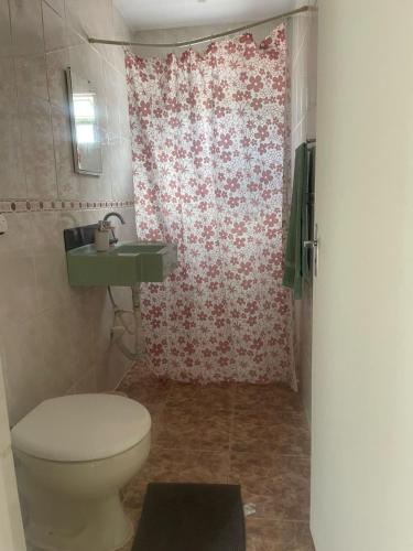 un bagno con un water e un lavandino di Casa Tucano a São Sebastião