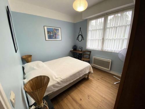 une chambre avec un lit blanc et une fenêtre dans l'établissement Résidence 043-soulac Sur Mer - 043 - Charmante maison avec jardin à 80 m de la plage MAE-9631, à Soulac-sur-Mer