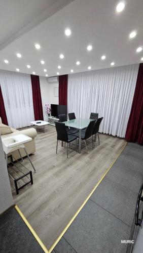 ein Esszimmer mit einem Glastisch und Stühlen in der Unterkunft Apartmani MURIC Ljubljana in Ljubljana