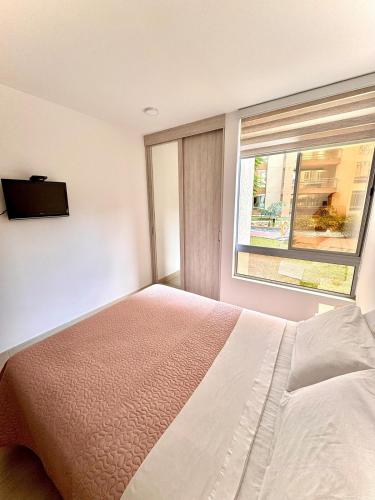 a bedroom with a bed and a window at Apartamento en Villeta Hermoso in Villeta