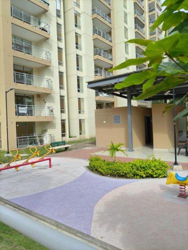 an empty playground in front of an apartment building at Apartamento en Villeta Hermoso in Villeta