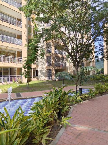 an apartment building with a fountain in a courtyard at Apartamento en Villeta Hermoso in Villeta