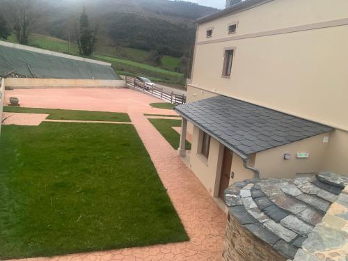 an aerial view of a building with a yard at Apartamentos Casa Benito in San Tirso de Abres