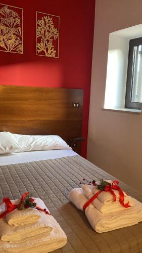 a bedroom with a bed with two towels on it at B&B NoveUnoNoveQuattro in Apollosa