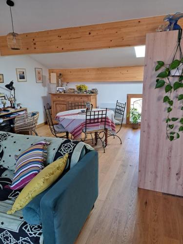 un salon avec un canapé bleu et une table dans l'établissement Mas Catalan, à Saint-Génis