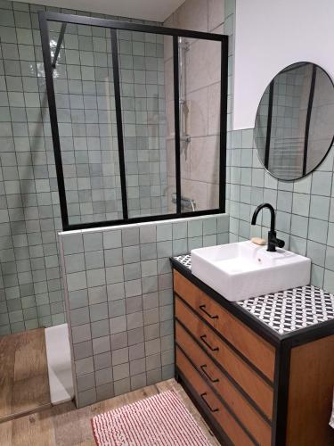 une salle de bain avec un lavabo et un miroir dans l'établissement Mas Catalan, à Saint-Génis