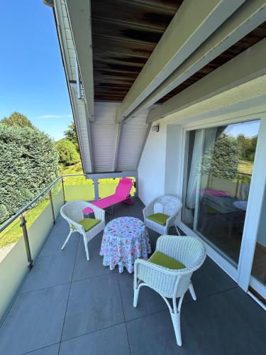 a balcony with chairs and a table and chairs at Ferienwohnung Schmalental in Barntrup