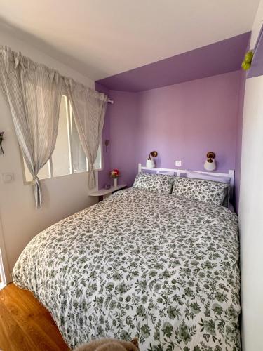 une chambre avec un grand lit aux murs violets dans l'établissement Vue mer imprenable, piscine à débordement - Cannes, à Cannes