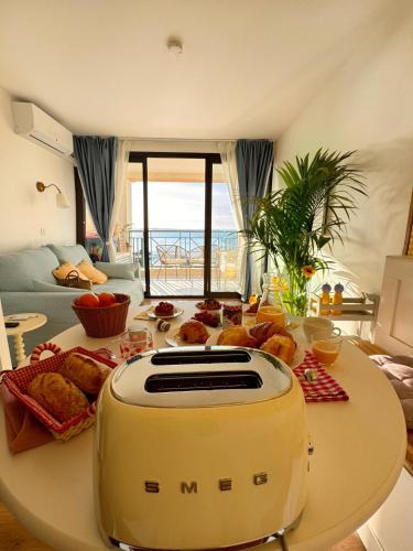 Vue mer imprenable, piscine à débordement - Cannes