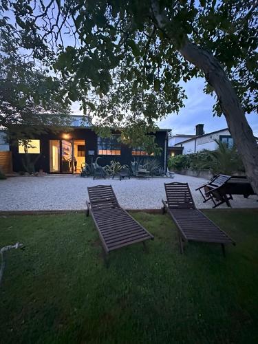 The BLACK HOUSE - Modern holiday home with garden,1500m from beach