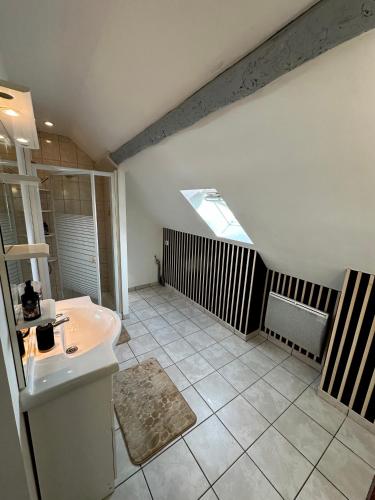 La salle de bains est pourvue d'un lavabo et d'une fenêtre. dans l'établissement Appartement, à Lourdes