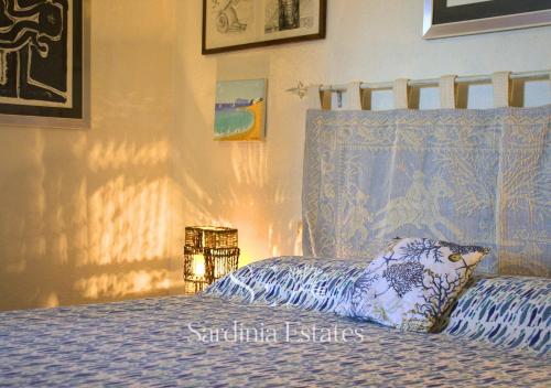 una camera da letto con un letto con un cuscino sopra di Suite Fronte Mare - Brezza Dorata a Porto Rotondo