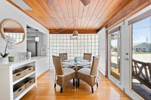 a dining room with a table and chairs at Poco Tortuga in Nokomis