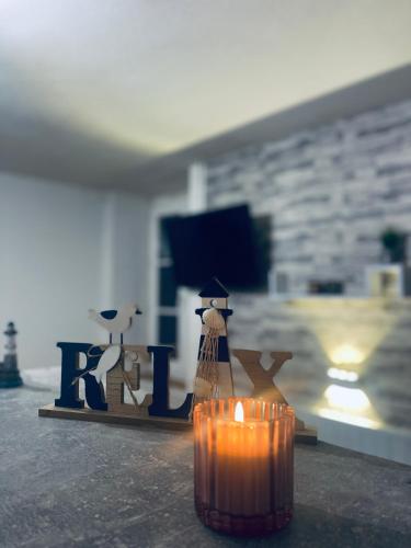 une bougie est assise sur un comptoir avec une table et une bougie dans l'établissement Studio pour 2 personnes, à Dinard