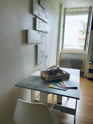 - une table avec un plateau dans l'établissement Studio pour 2 personnes, à Dinard