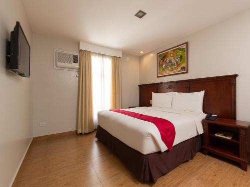 เตียงในห้องที่ MJ Hotel and Suites
