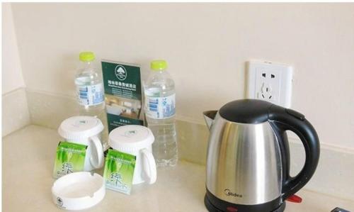Příslušenství pro přípravu čaje a kávy v ubytování GreenTree Inn TianJin Ji County South YuYang Road GuLou Square Express Hotel
