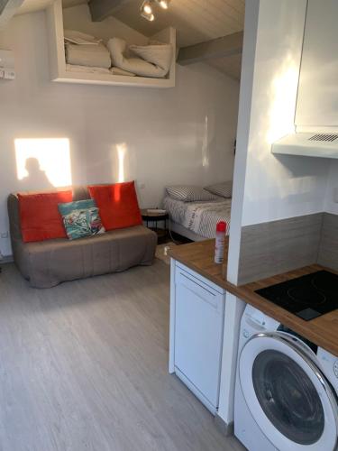 Η κουζίνα ή μικρή κουζίνα στο Exceptionnel 3 logements de plein pieds pouvant accueillir jusqu à 8 personnes à 2 pas de la plage et du centre ville dans une résidence de bien être avec jacuzzi et piscine chauffée
