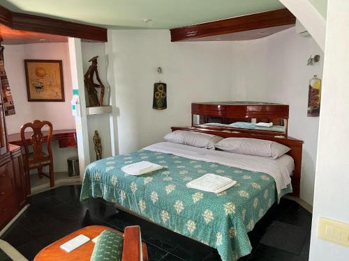 Postel nebo postele na pokoji v ubytování Hotel Las Flores