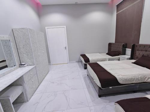 メディナにあるHome 2BR شقة غرفتين بمدخل خارجي مستقل طريق مباشر اقل من 4 كلم عن الحرم النبويのベッドルーム1室(ベッド2台、シンク、鏡付)