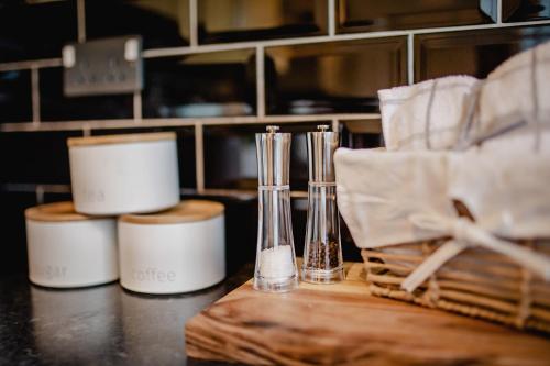 einem Tresen mit drei Mixern und anderen Gegenständen darauf in der Unterkunft Central Urban Retreat Oasis Free Parking 13ppl in Sheffield