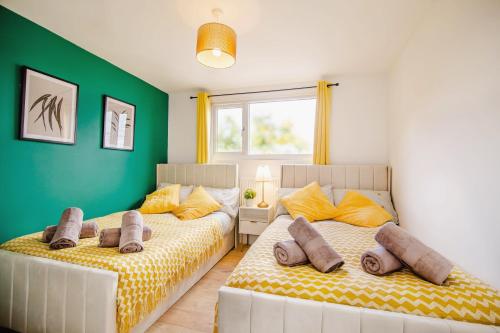 zwei nebeneinander stehende Betten in einem Schlafzimmer in der Unterkunft Central Urban Retreat Oasis Free Parking 13ppl in Sheffield