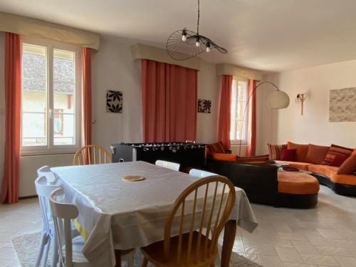 un salon avec une table et un canapé dans l'établissement Maison de village, à Cernoy-en-Berry