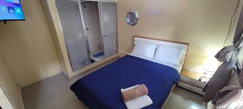 a small bedroom with a bed and a window at Chelox Panama Airport in Tocumen