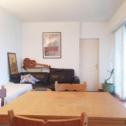 un salon avec une table et un canapé dans l'établissement Marq en Baroeul Acacias T2, à Marcq-en-Barœul