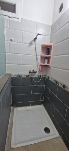 a bathroom with a shower and a sink at Appartement de type F3 in El Kseur