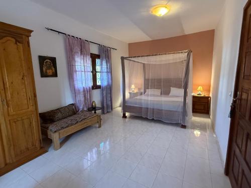 Ένα ή περισσότερα κρεβάτια σε δωμάτιο στο Villa avec piscine privée, personnel, cuisinier, plage, jardin