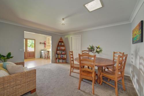 a living room with a dining room table and chairs at Country House Retreat in Nungurner
