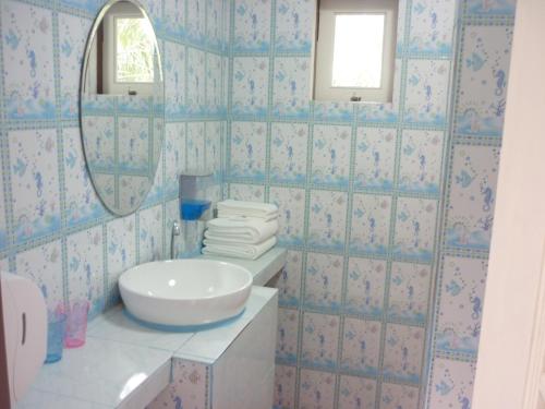 un baño con lavabo y espejo en Maneemudjalin Resorts Farm Stay, en Sam Roi Yot