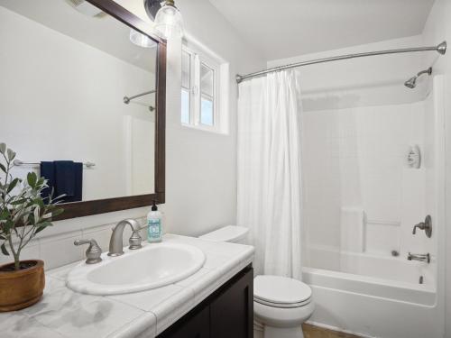 ソノマにあるSerene and Stylish 3BD 2,5BA House Near Wineriesの洗面台とトイレを備えた白いバスルーム