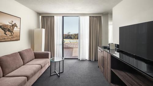 TV a/nebo společenská místnost v ubytování Holiday Inn Warwick Farm by IHG