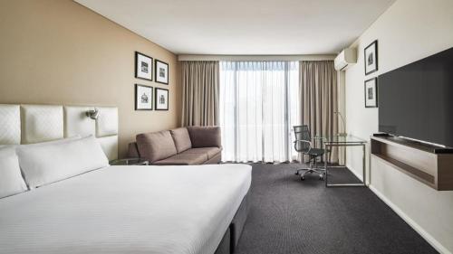 Postel nebo postele na pokoji v ubytování Holiday Inn Warwick Farm by IHG