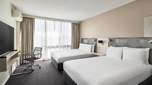 Postel nebo postele na pokoji v ubytování Holiday Inn Warwick Farm by IHG
