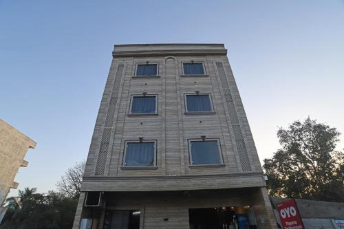 印多尔Townhouse Hotel O Benchmark的一座有六扇窗户的高砖建筑