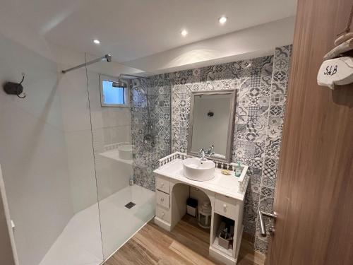 une salle de bain avec un lavabo et une douche dans l'établissement House in Lacanau near Beaches & Lake, à Lacanau