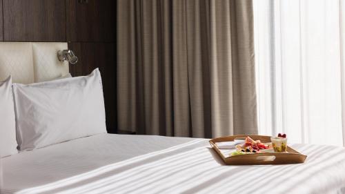 Postel nebo postele na pokoji v ubytování Holiday Inn Warwick Farm by IHG