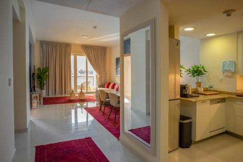 Kuchyň nebo kuchyňský kout v ubytování Luxury Chalet at Pearl Qatar