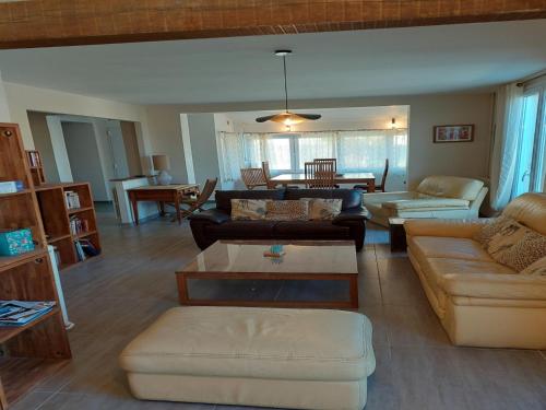 Photo de la galerie de l'établissement House in Vaison La Romaine with Heated Pool, à Vaison-la-Romaine