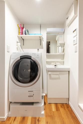a washer and dryer in a kitchen with a sink at 浅草橋201 in Tokyo