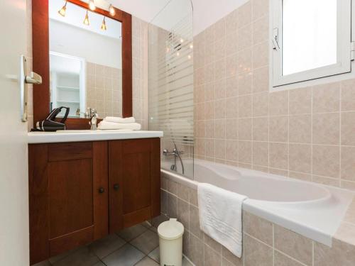 un bagno con vasca e lavandino di Apartment in Corsica near Sandy Beach a Favone